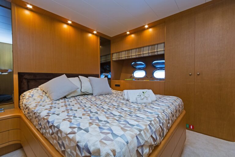 The 21m Yacht FOS