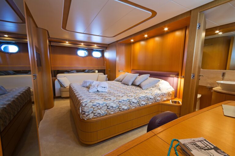 The 21m Yacht FOS