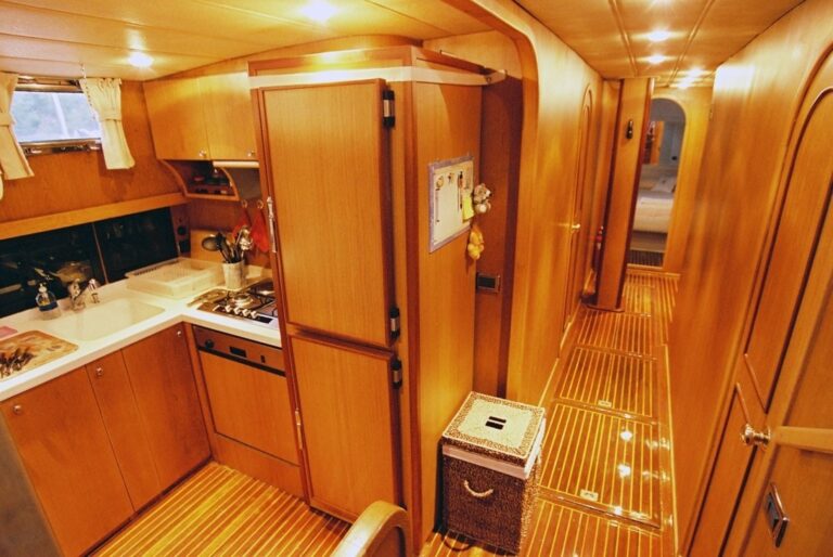 The 21m Yacht SERENITY 70