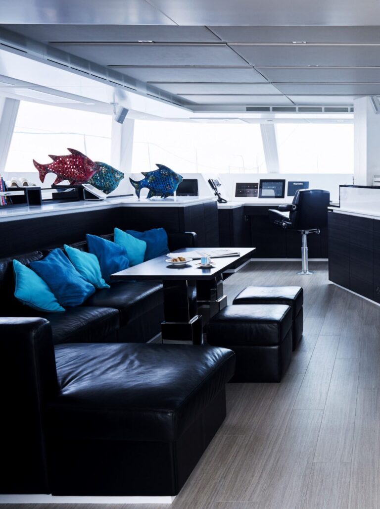 The 22m Yacht 19TH HOLE