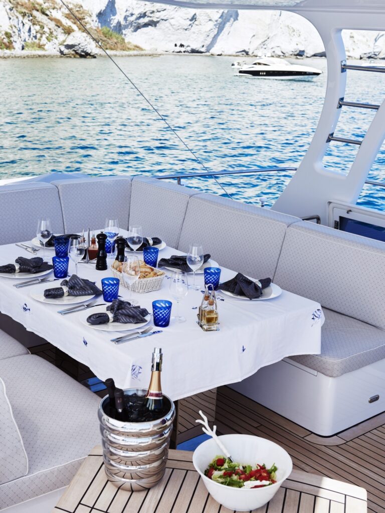 The 22m Yacht 19TH HOLE
