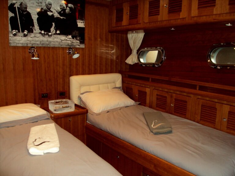The 22m Yacht SILVER FOX