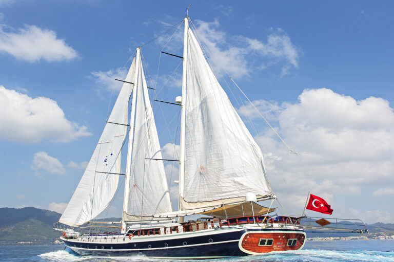 Charter yacht PERLA DEL MAR II