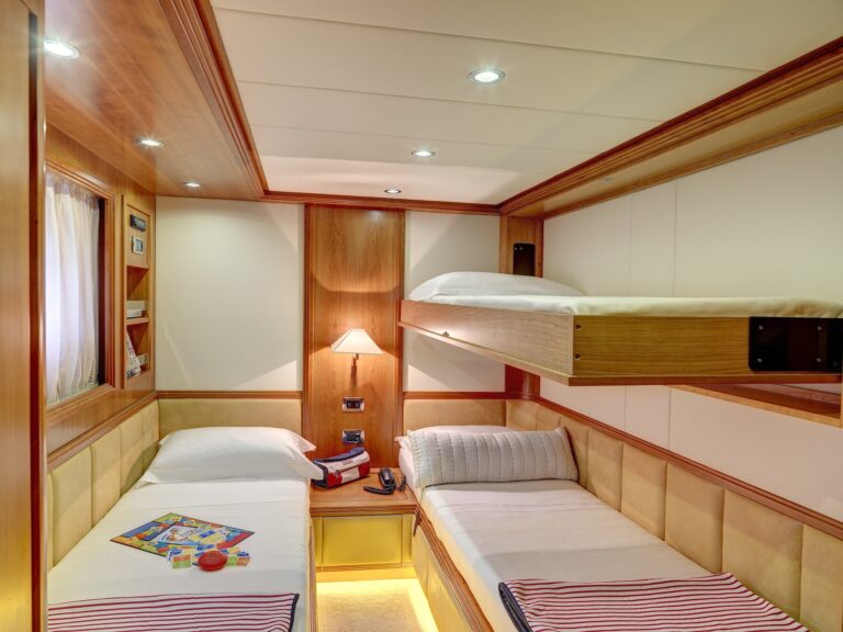 The 23m Yacht AIMILIA