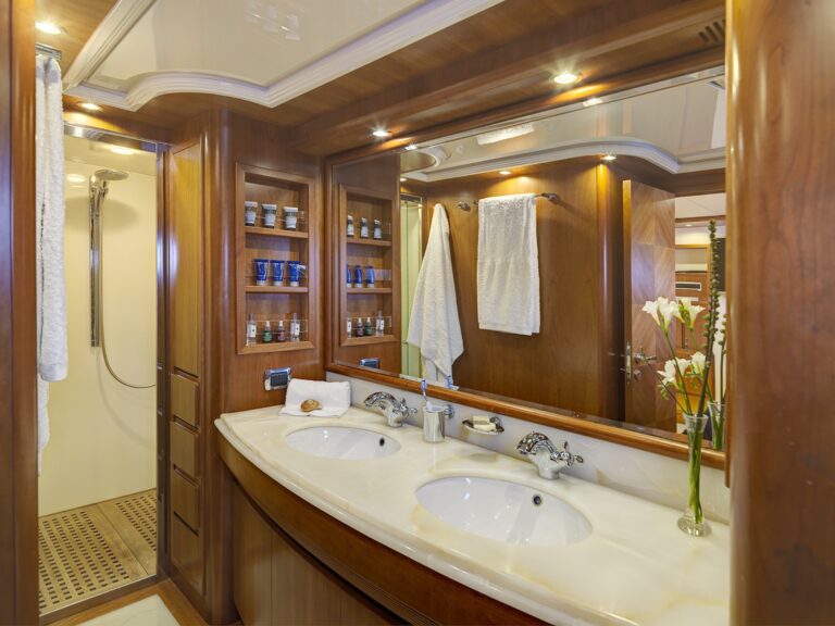 The 23m Yacht AIMILIA