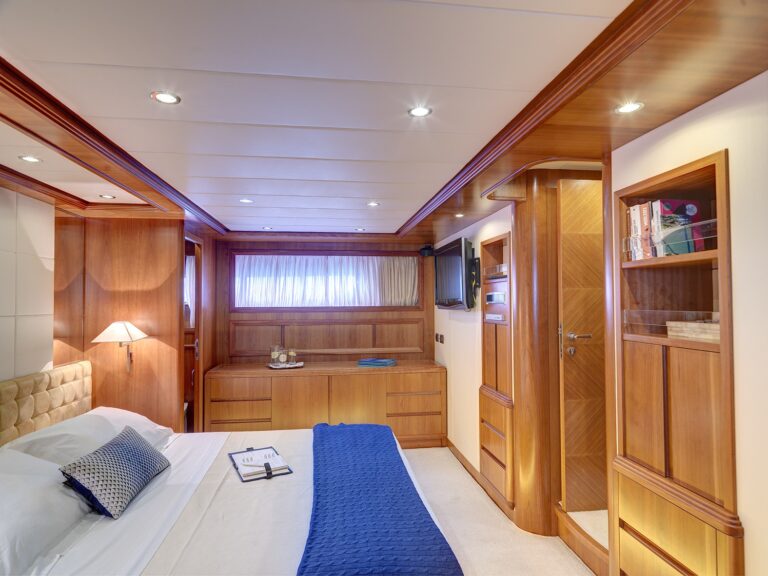 The 23m Yacht AIMILIA