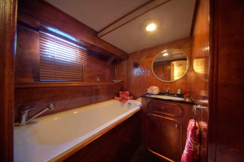 The 23m Yacht DERAMORE