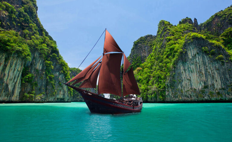 Phinisi yacht MANTAMAE - In Indonesia