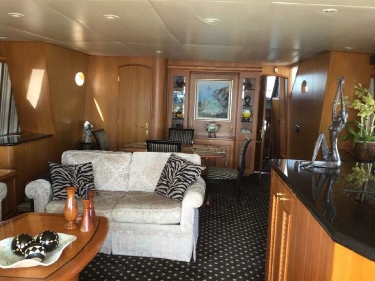 The 25m Yacht CAPTIVATOR