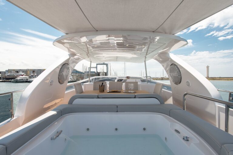 The 25m Yacht MIREDO