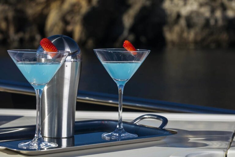 The 25m Yacht MYTHOS
