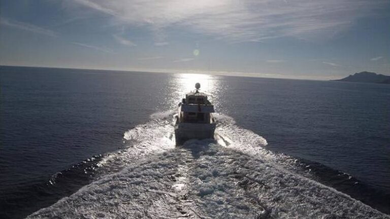The 25m Yacht NOON TEASE