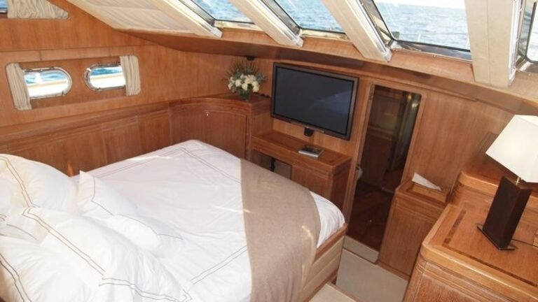 The 25m Yacht NOON TEASE