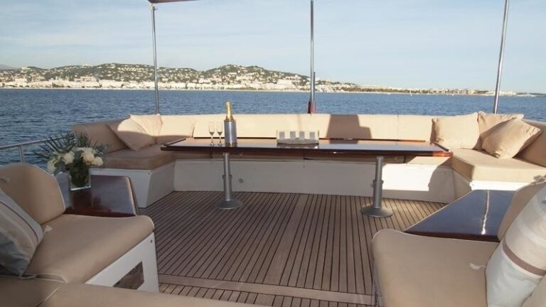 The 25m Yacht NOON TEASE