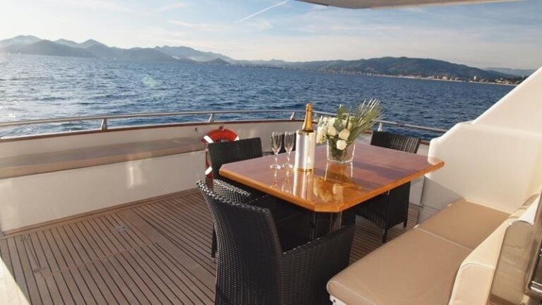 The 25m Yacht NOON TEASE