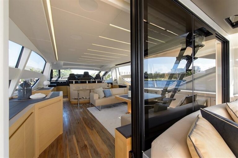 The 25m Yacht PERSHING 82