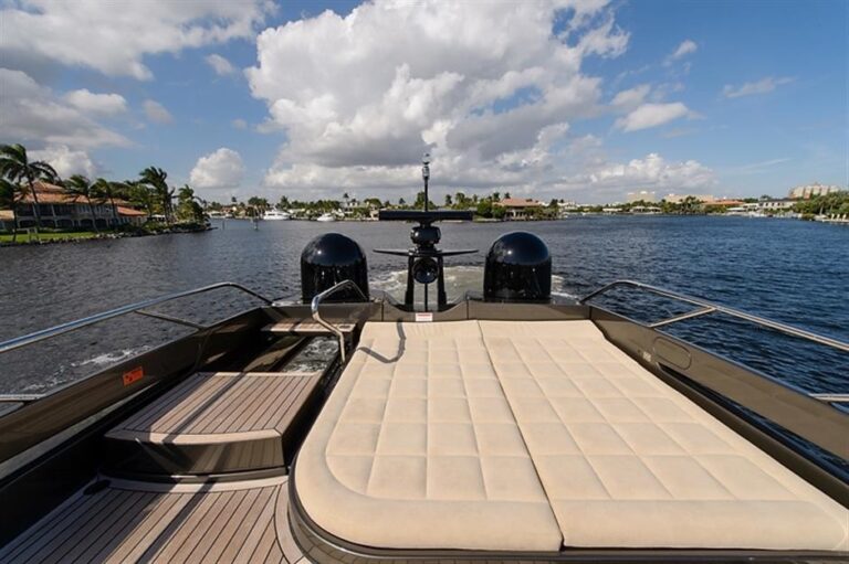 The 25m Yacht PERSHING 82