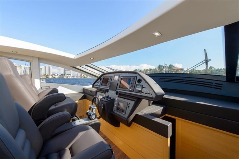The 25m Yacht PERSHING 82