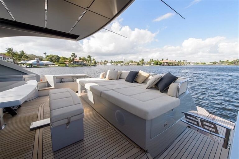 The 25m Yacht PERSHING 82