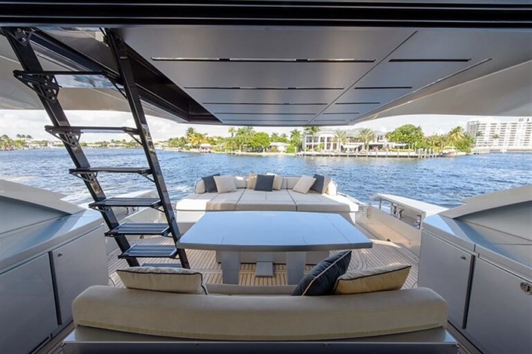 The 25m Yacht PERSHING 82