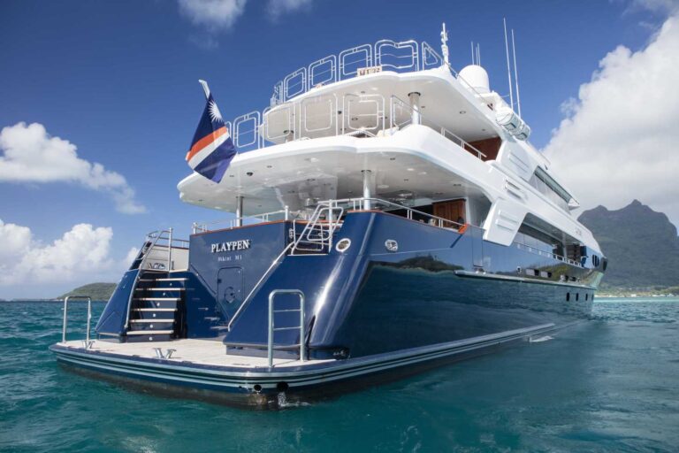 M/Y PLAYPEN - Transom