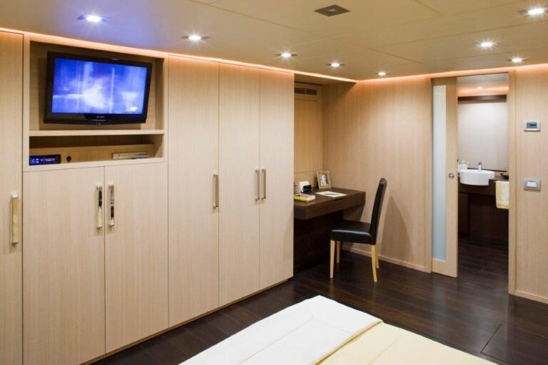 The 27m Yacht ARIA