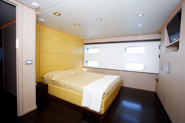 The 27m Yacht ARIA