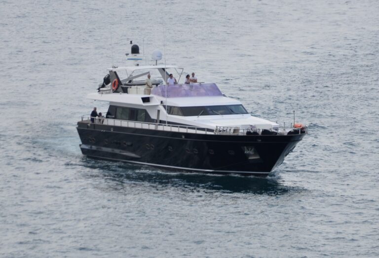 The 27m Yacht BON VIVEUR