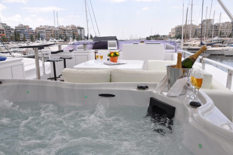 The 27m Yacht BON VIVEUR