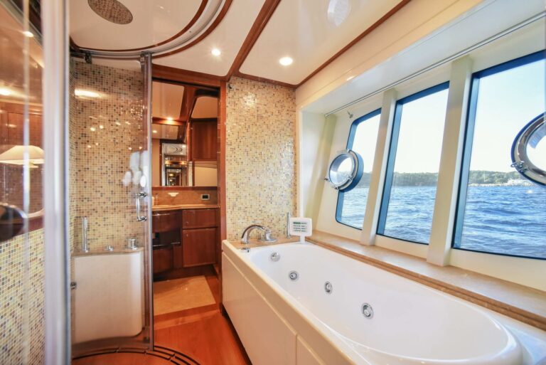 The 27m Yacht DAY OFF