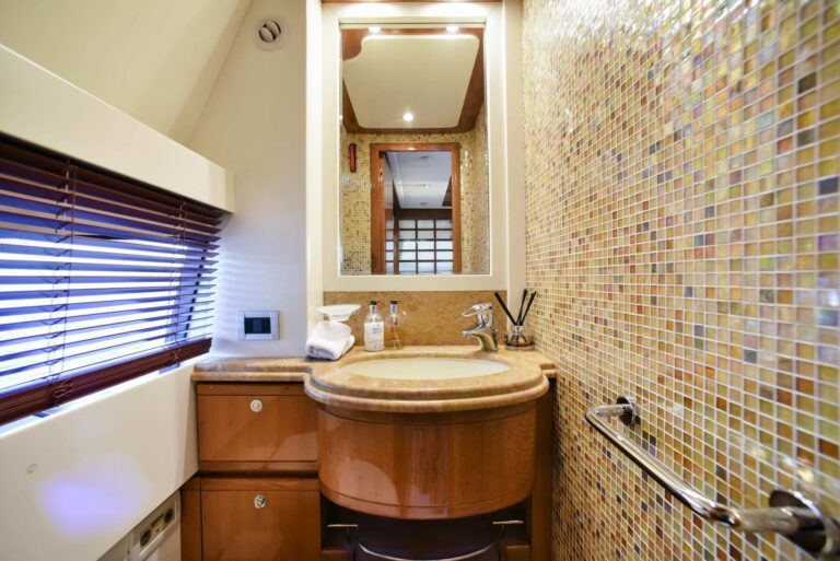 The 27m Yacht DAY OFF