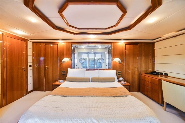 The 27m Yacht DAY OFF