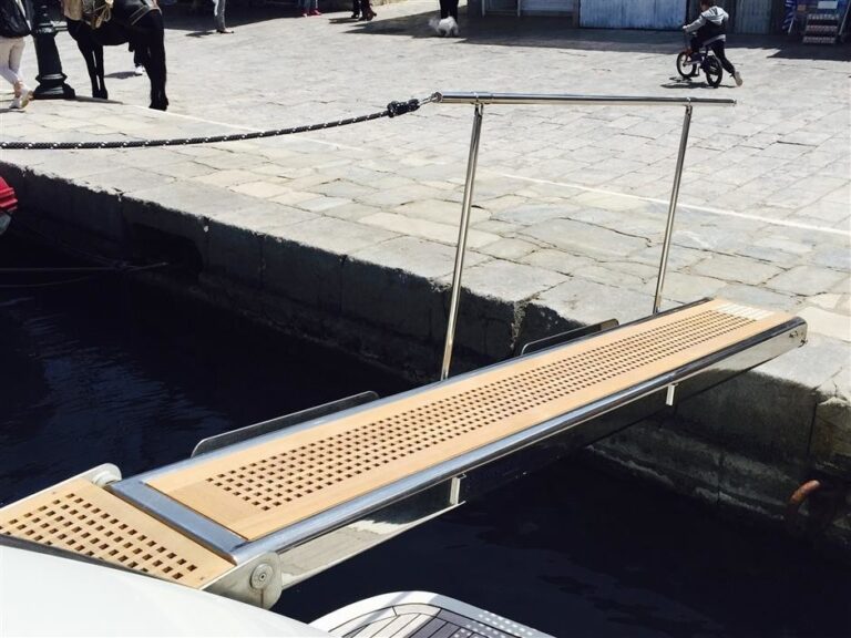 The 27m Yacht DAY OFF