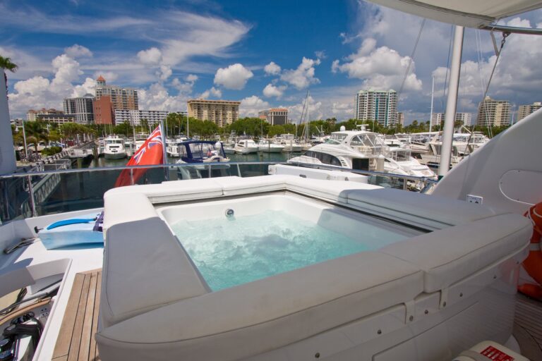 The 27m Yacht EN LESS