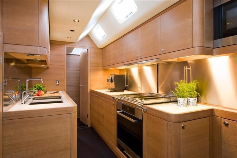 The 27m Yacht NEFERTITI