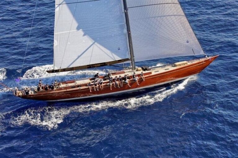 The 27m Yacht TEMPUS FUGIT