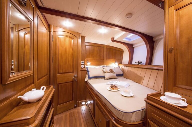 The 27m Yacht TEMPUS FUGIT