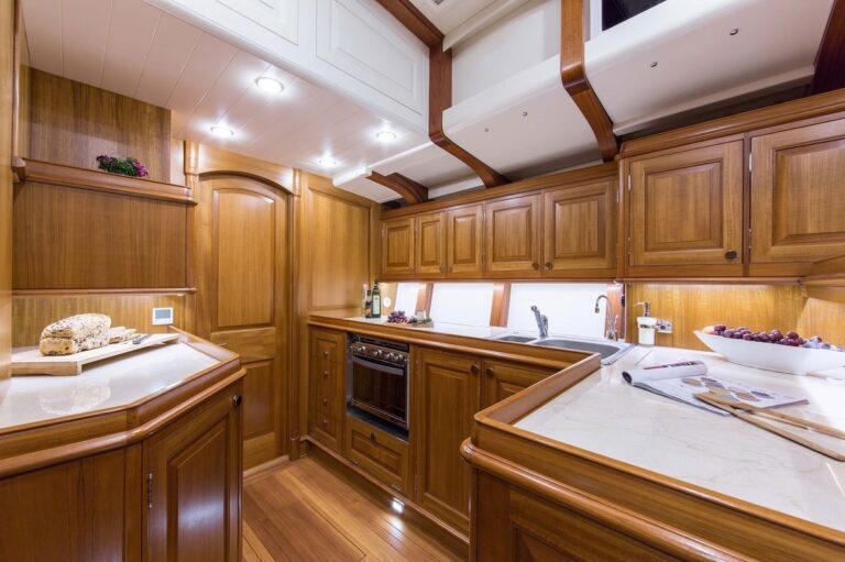 The 27m Yacht TEMPUS FUGIT