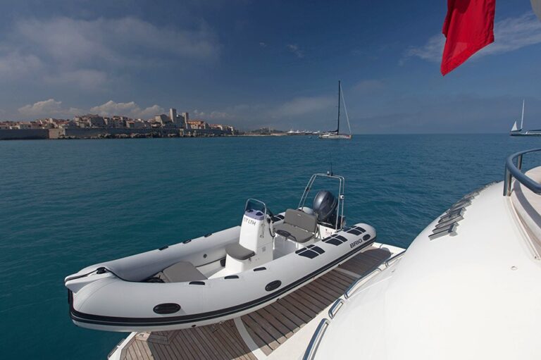 The 28m Yacht LIVE THE MOMENT