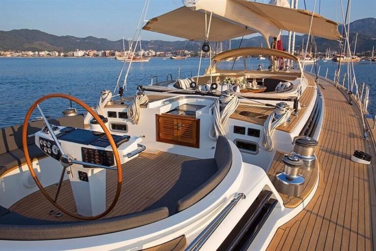 The 28m Yacht SAVARONA