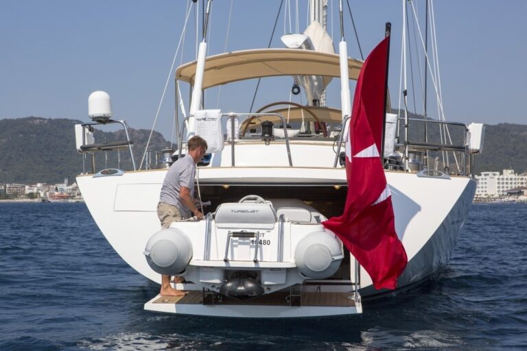 The 28m Yacht SAVARONA