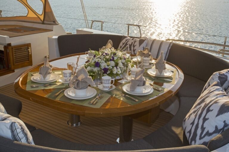 The 28m Yacht SAVARONA
