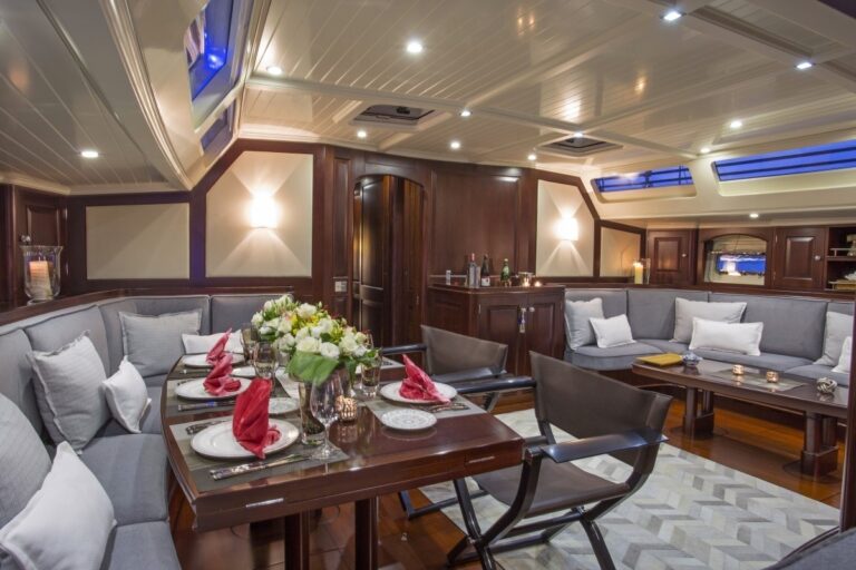 The 28m Yacht SAVARONA