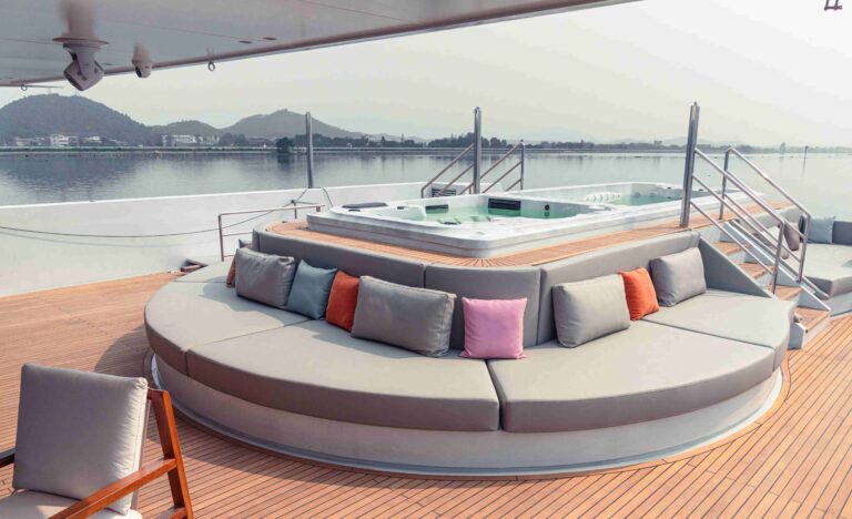 Jacuzzi Swimming pool with adjacent sun pads