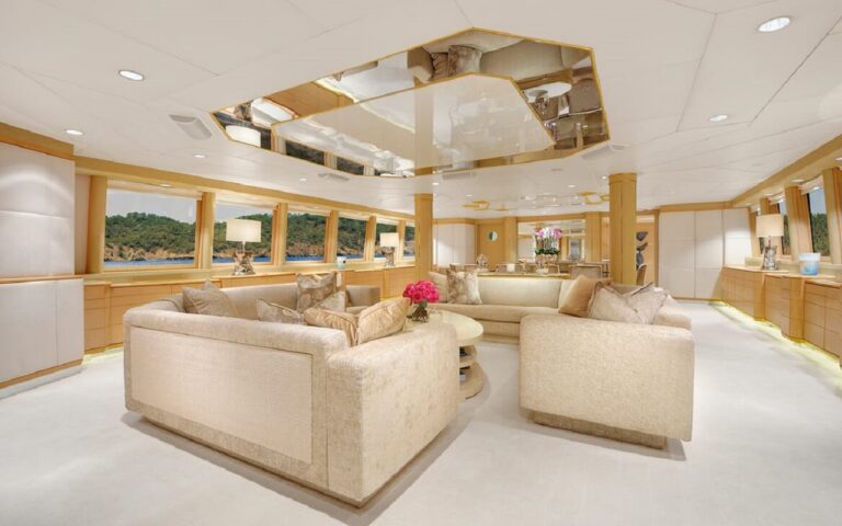 Light and spacious main salon