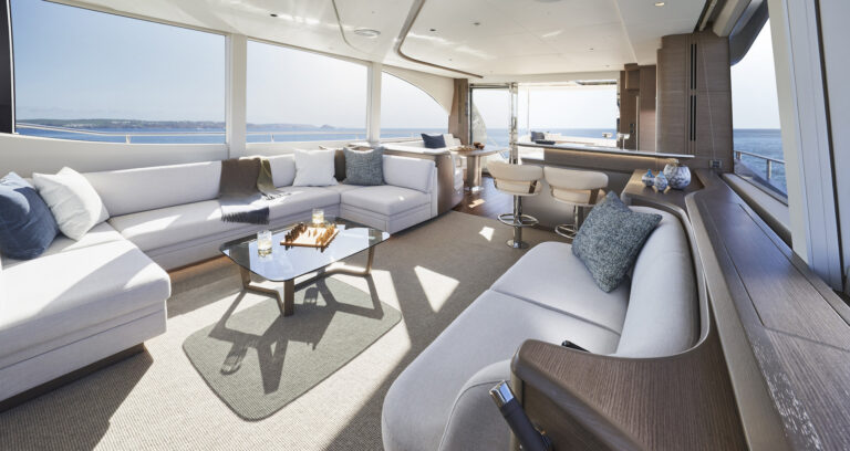 Light main saloon