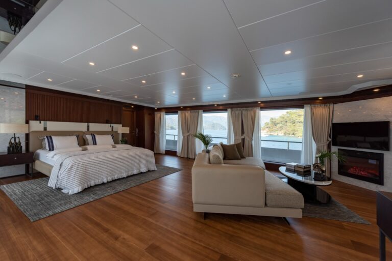 Luxurious bridge deck master
