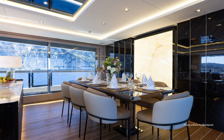 Main salon dining (sistership)
