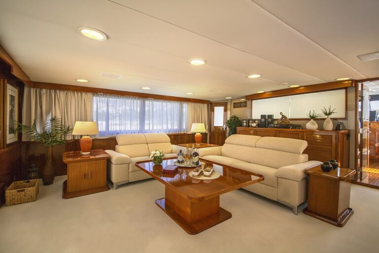 Spacious comfortable main salon