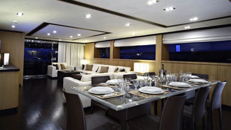 Main salon dining view aft
